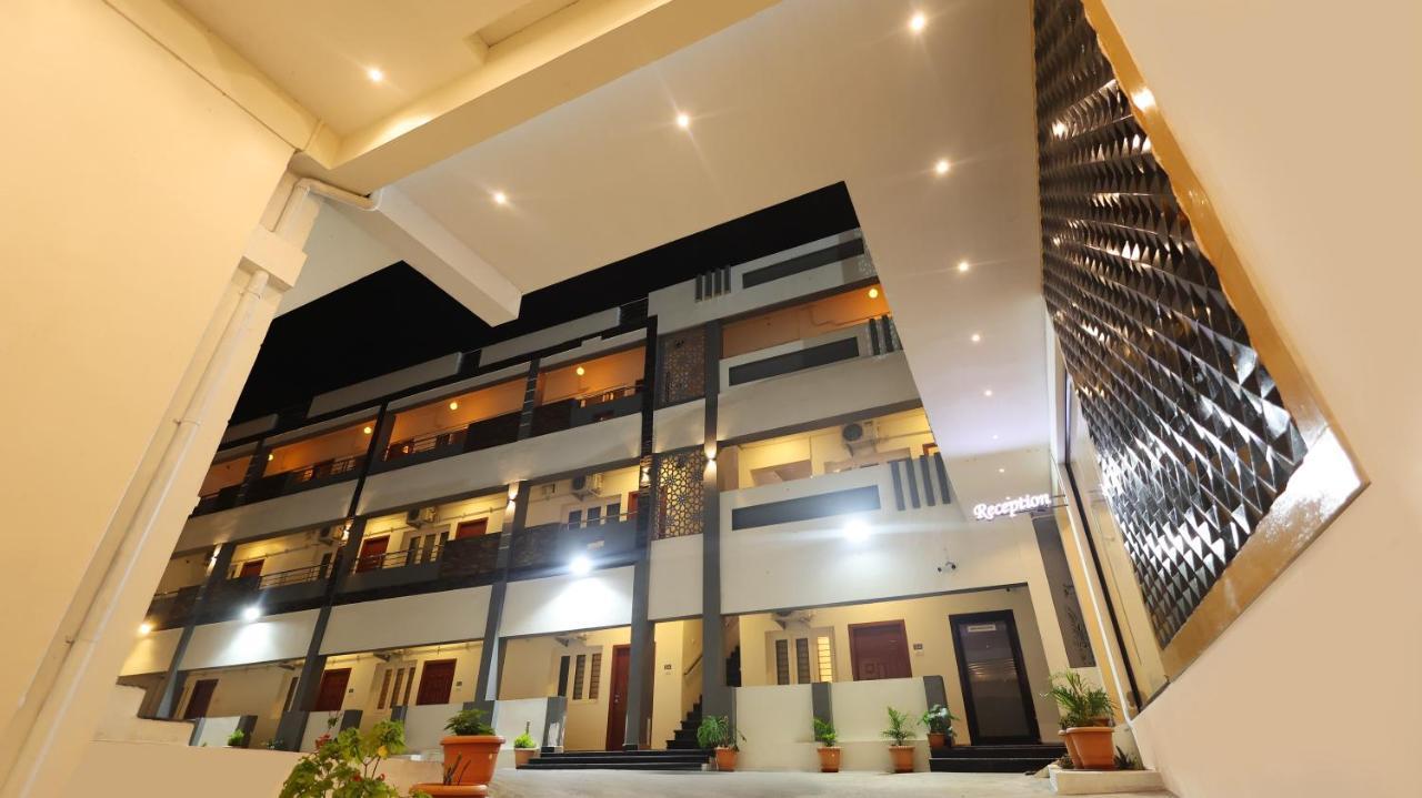 Hotel Grand Square เยอร์โคด ภายนอก รูปภาพ
